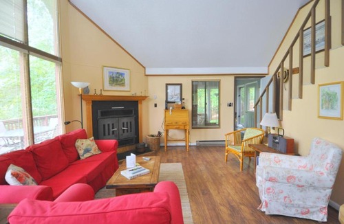 The Woods Ski Chalet | Treetop Cabin - Pool Access - Fireplace - Grill - Screen Porch - Deck - Wifi - Golf Nearby
