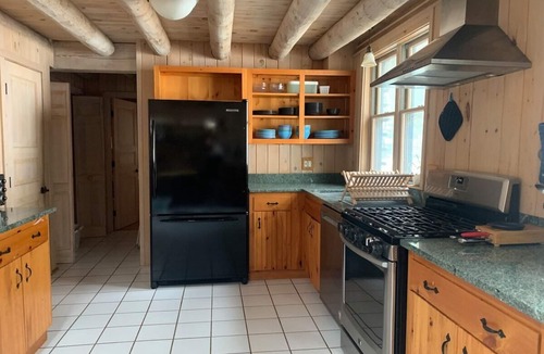 Tyringham House | Treetop Hideaway in Tyringham