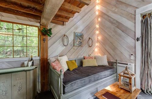 Flintstone House | Treetop Hideaways: Luna Loft Treehouse