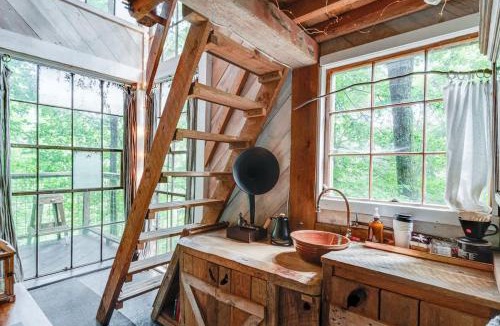 Flintstone House | Treetop Hideaways: Luna Loft Treehouse