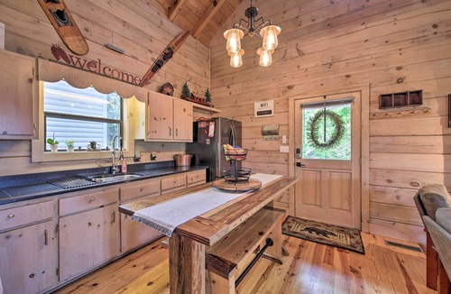Hidden Lake Cabin | Treetop Hideout w/Long-Range Mountain Views!