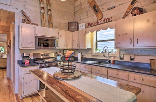Hidden Lake Cabin | Treetop Hideout w/Long-Range Mountain Views!