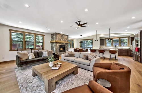 Kingswood Estates Cabin | Treetops Adventure Lodge: Designer Mountain Home, Hot Tub, Air Conditioning, Bunk Beds, EV Charger
