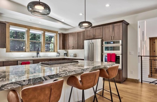 Kingswood Estates Cabin | Treetops Adventure Lodge: Designer Mountain Home, Hot Tub, Air Conditioning, Bunk Beds, EV Charger
