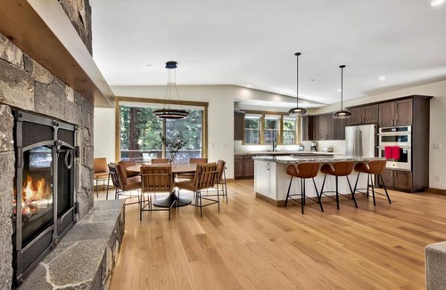 Kingswood Estates Cabin | Treetops Adventure Lodge: Designer Mountain Home, Hot Tub, Air Conditioning, Bunk Beds, EV Charger