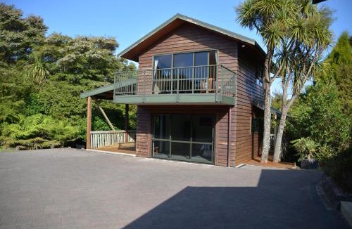 Whitianga Ski Chalet | Treetops Cottage at the Castle