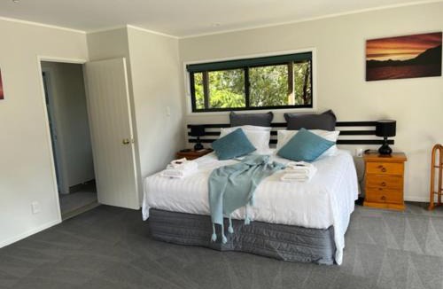 Whitianga Ski Chalet | Treetops Cottage at the Castle