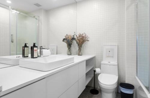 Mont-Tremblant House | Tremblant Lakeview Retreat w Balcony and Fireplace