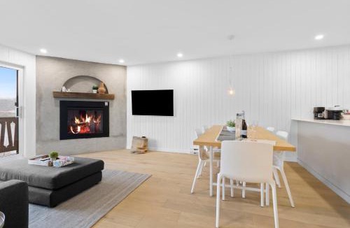 Mont-Tremblant House | Tremblant Lakeview Retreat w Balcony and Fireplace