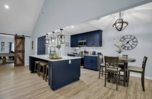 Pooler House | Trending Tranquil Retreat W/Theater&Pool Table