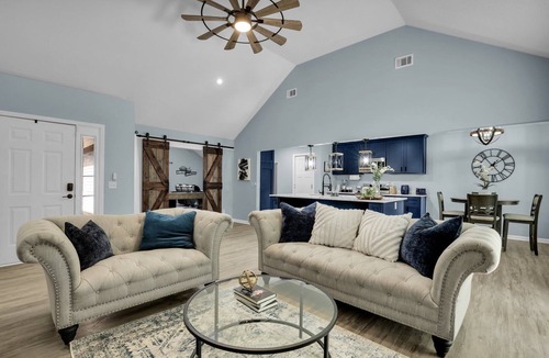 Pooler House | Trending Tranquil Retreat W/Theater&Pool Table