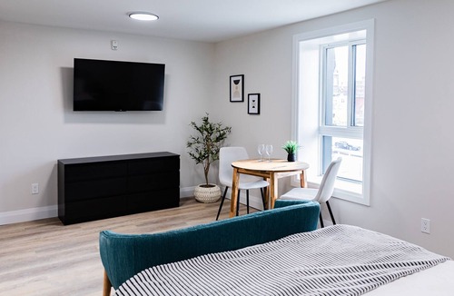 Kitchener Apartment | Trendy 1 queen bed studio Prime Downtown location!