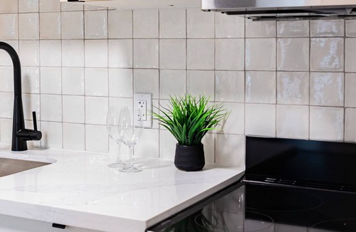 Kitchener Apartment | Trendy 1 queen bed studio Prime Downtown location!