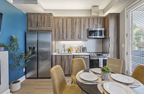 Cedars Apartment | Trendy 1BR w/10ft Ceilings+FREE Parking+ Pets OK
