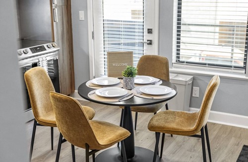 Cedars Apartment | Trendy 1BR w/10ft Ceilings+FREE Parking+ Pets OK