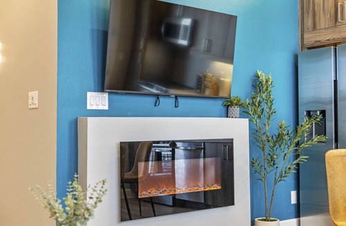 Cedars Apartment | Trendy 1BR w/10ft Ceilings+FREE Parking+ Pets OK