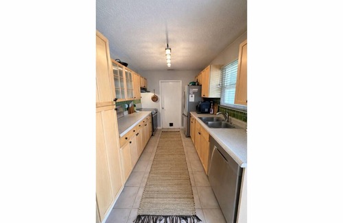 Centennial House | Trendy 2 Bedroom Bungalow in Rockwood