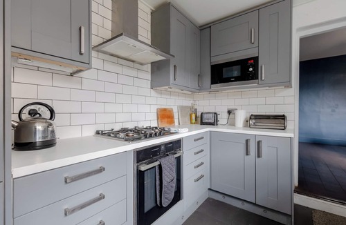 East Acton Apartment | Trendy 2BD House — 5 Mins from Willesden Junction!