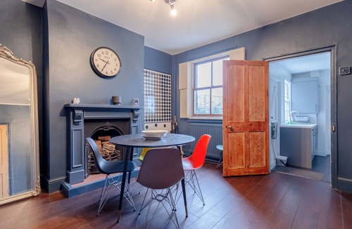 East Acton Apartment | Trendy 2BD House — 5 Mins from Willesden Junction!