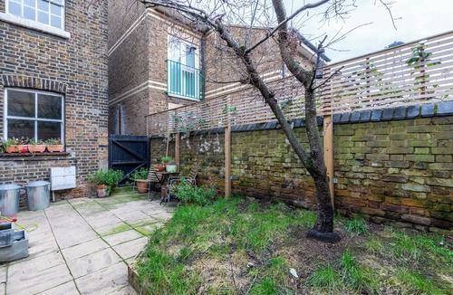 East Acton Apartment | Trendy 2BD House — 5 Mins from Willesden Junction!