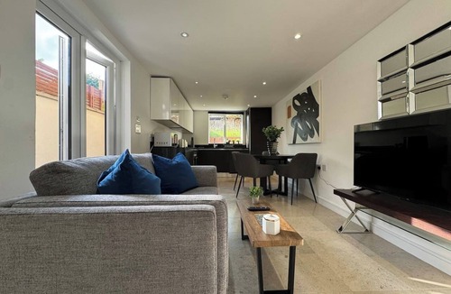 London Borough of Croydon Apartment | Trendy 2BR 2BA Flat in Crystal Palace