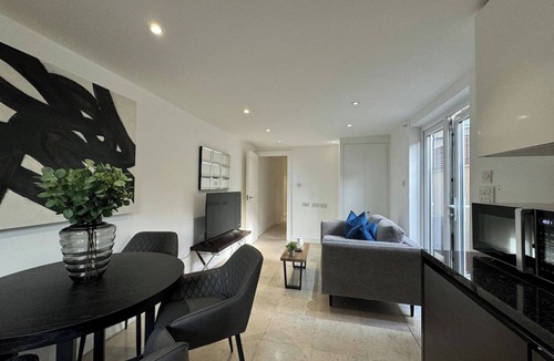 London Borough of Croydon Apartment | Trendy 2BR 2BA Flat in Crystal Palace