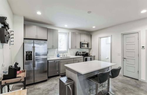 Maxwell Condo | Trendy 3 BDR for 8, Heart of Nash! Near 5 Points