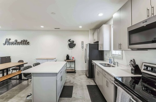 Maxwell Condo | Trendy 3 BDR for 8, Heart of Nash! Near 5 Points