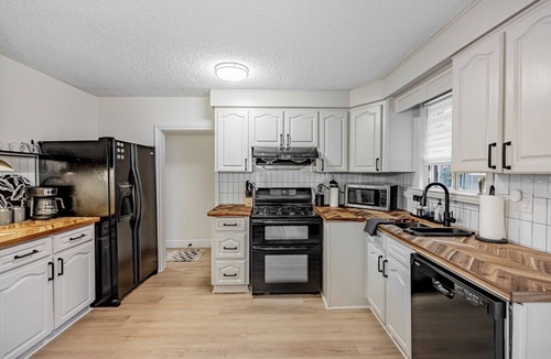 Lakeview Apartment | Trendy 3 bdrm, lakeside trails, 20 min to Toronto!