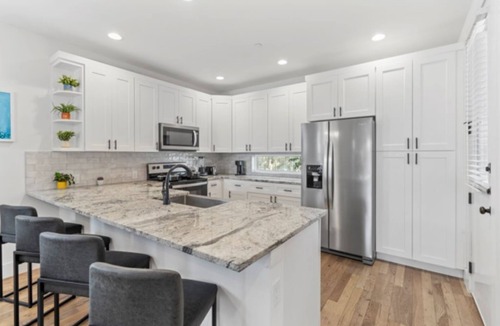 University Hills and Windsor Park House | Trendy 4BR Oasis, Central Spot, Relax & Explore