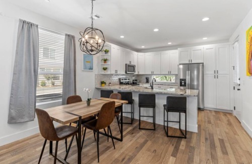 University Hills and Windsor Park House | Trendy 4BR Oasis, Central Spot, Relax & Explore