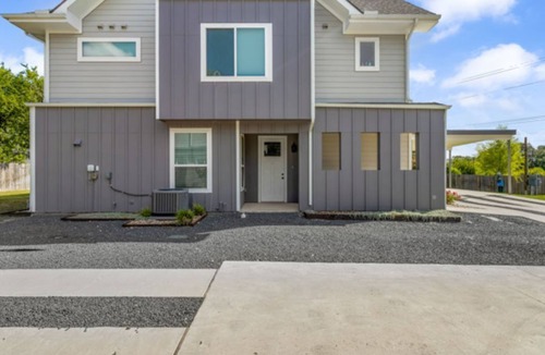 University Hills and Windsor Park House | Trendy 4BR Oasis, Central Spot, Relax & Explore