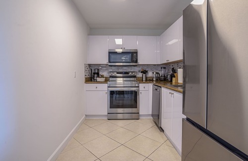 Coral Way Condo | Trendy Apt King Bed Adjustable Free Parking Pet Friendly Balcony