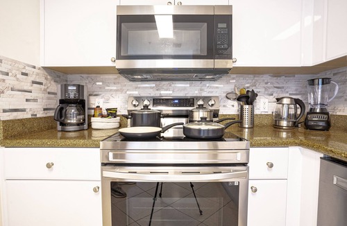 Coral Way Condo | Trendy Apt King Bed Adjustable Free Parking Pet Friendly Balcony