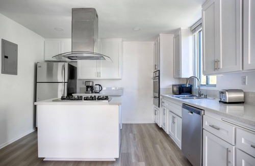 Beverly Hills Apartment | Trendy Beverly Hills 2BR w/Pool, nr Shops & Groceries, by Blueground