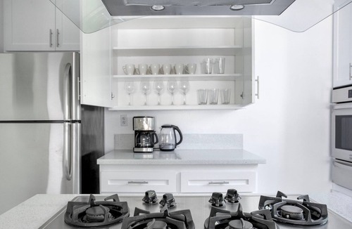 Beverly Hills Apartment | Trendy Beverly Hills 2BR w/Pool, nr Shops & Groceries, by Blueground