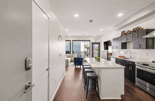Edgehill Condo | Trendy Condo for 4 w/Shared Pool, Near The Gulch!