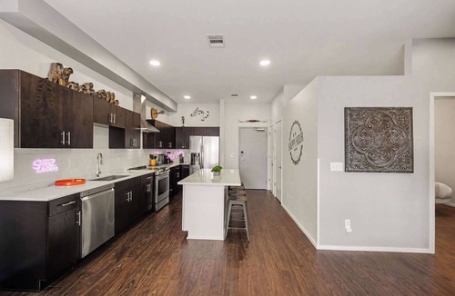 Edgehill Condo | Trendy Condo for 4 w/Shared Pool, Near The Gulch!