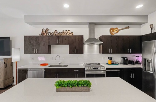 Edgehill Condo | Trendy Condo for 4 w/Shared Pool, Near The Gulch!
