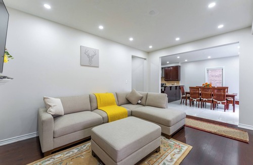 Mount Pleasant House | Trendy & Cozy ~ 5BR, 4.5WR Detached Spacious House