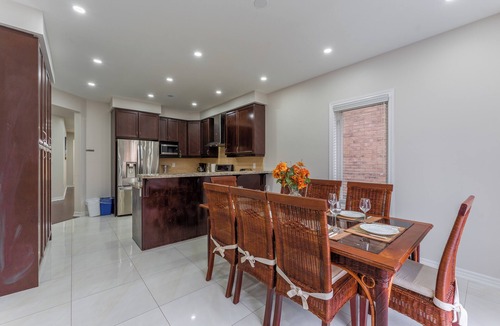 Mount Pleasant House | Trendy & Cozy ~ 5BR, 4.5WR Detached Spacious House