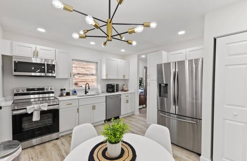 Burlington House | Trendy Getaway | Near Elon Uni