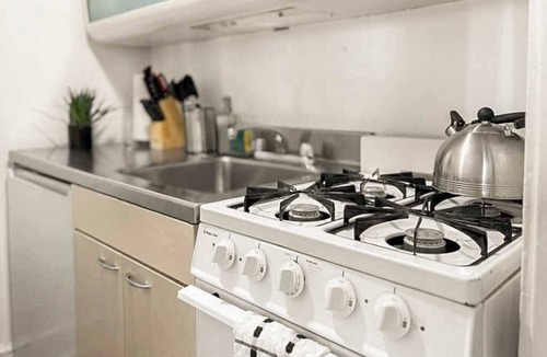 Gold Coast Apartment | Trendy Gold Coast Studio Close to Downtown