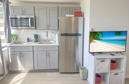 McCully - Moiliili Condo | Trendy Hawaiian Monarch Studio | Ocean View | Pool