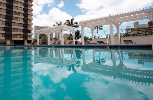 McCully - Moiliili Condo | Trendy Hawaiian Monarch Studio | Ocean View | Pool