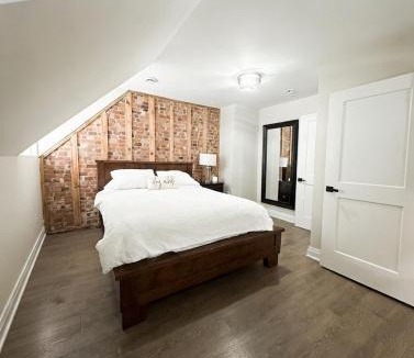 Walkerville House | Trendy Home Spacious Backyard Historic Walkerville