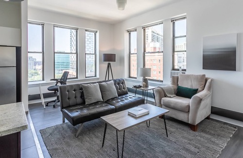 East Hyde Park Apartment | Trendy HP 2BR with Fast Transit to UChicago & DT by Zencity