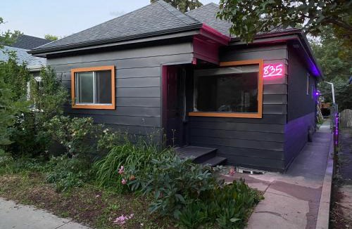 Sunnyside Apartment | Trendy Kensington 3 min Walk Backyard AC Garage
