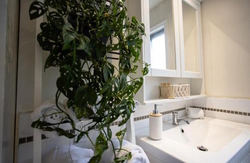 Sunnyside Apartment | Trendy Kensington 3 min Walk Backyard AC Garage