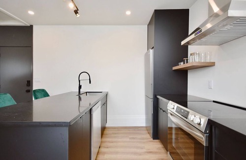 Barrie Apartment | Trendy Lake View Suite Downtown
